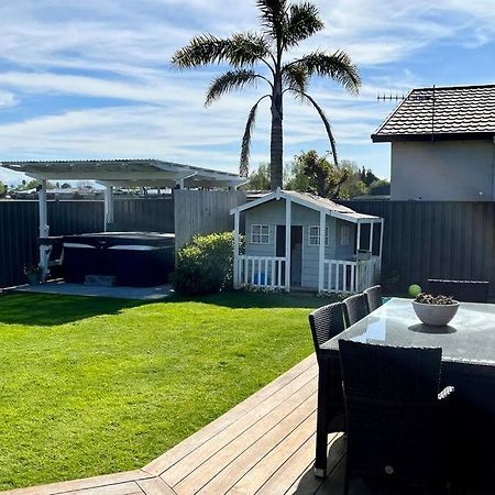 Sunny Delight In Clive Villa Bagian luar foto