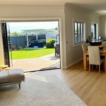 Sunny Delight In Clive Villa Bagian luar foto