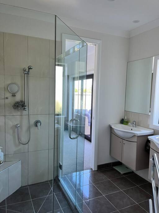 Sunny Delight In Clive Villa Bagian luar foto