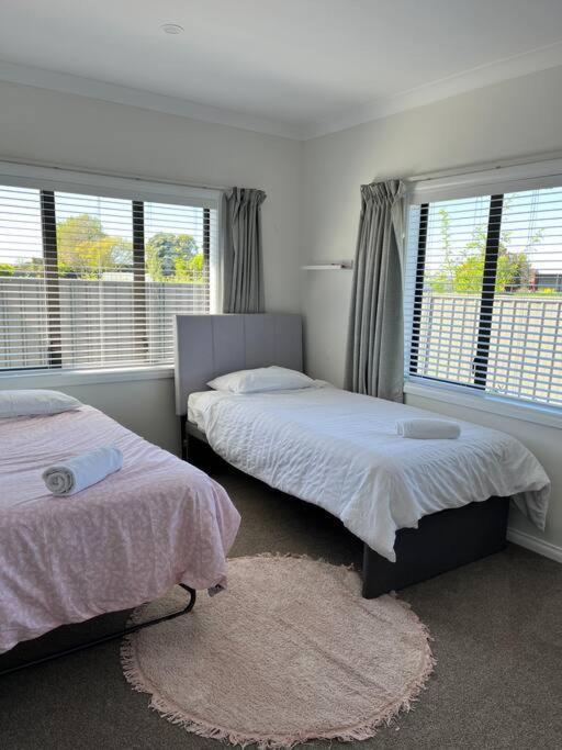Sunny Delight In Clive Villa Bagian luar foto