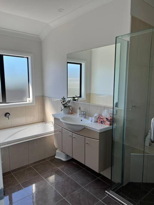 Sunny Delight In Clive Villa Bagian luar foto