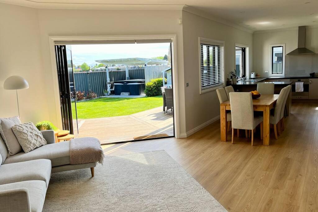 Sunny Delight In Clive Villa Bagian luar foto