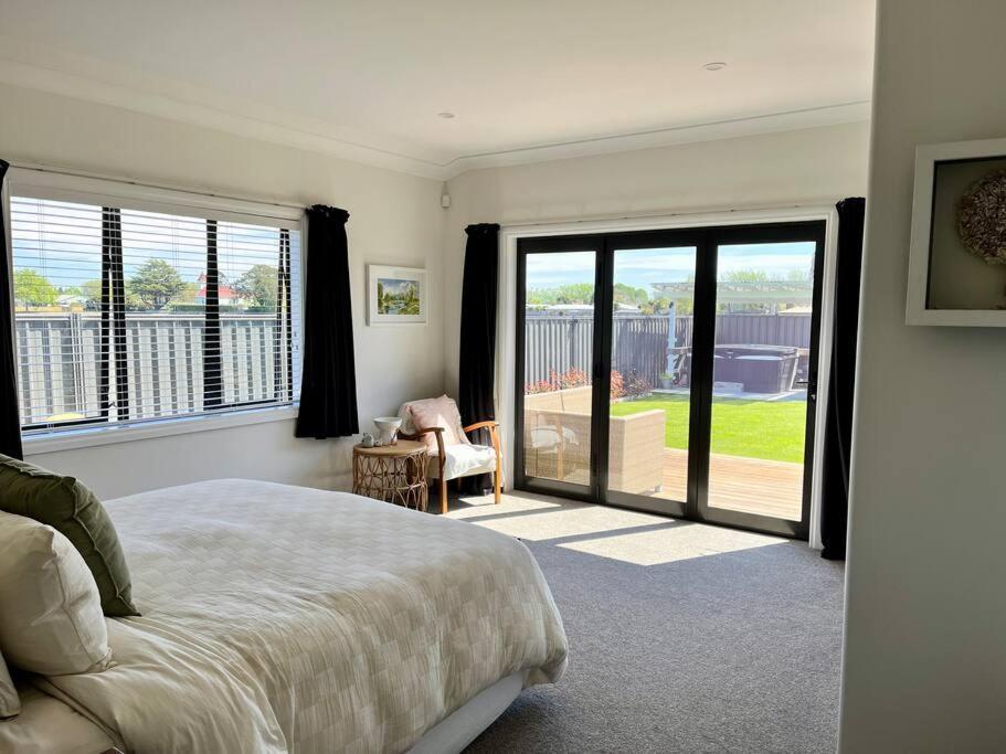 Sunny Delight In Clive Villa Bagian luar foto