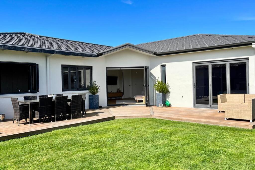 Sunny Delight In Clive Villa Bagian luar foto